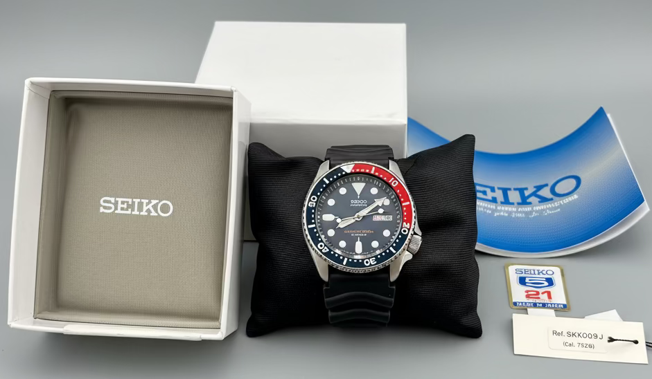 Seiko Automatic Day Date 200m Blue Red Stainless Steel Men's Watch SKX009J Silicone Strap