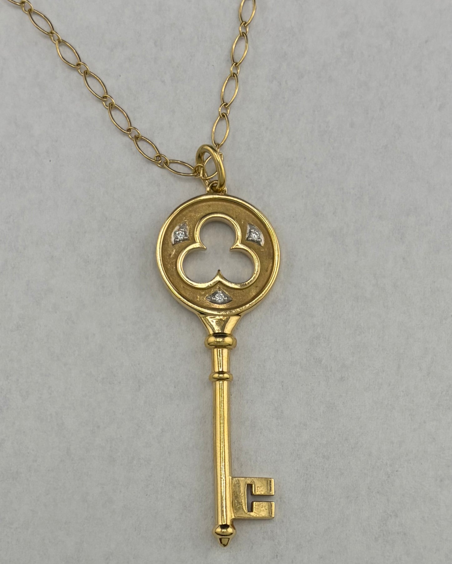 18k Tiffany & Co Yellow Gold Diamond Clover Key Pendant on 24" Oval Link Necklace 750
