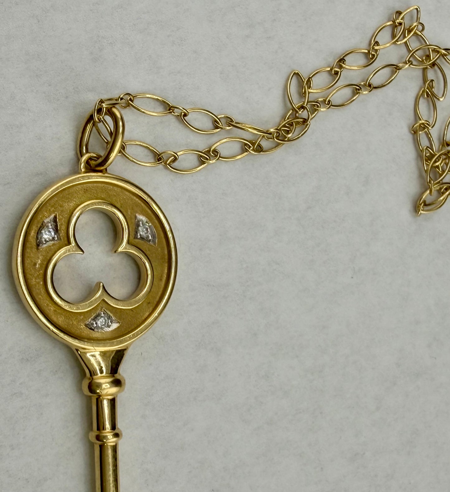 18k Tiffany & Co Yellow Gold Diamond Clover Key Pendant on 24" Oval Link Necklace 750
