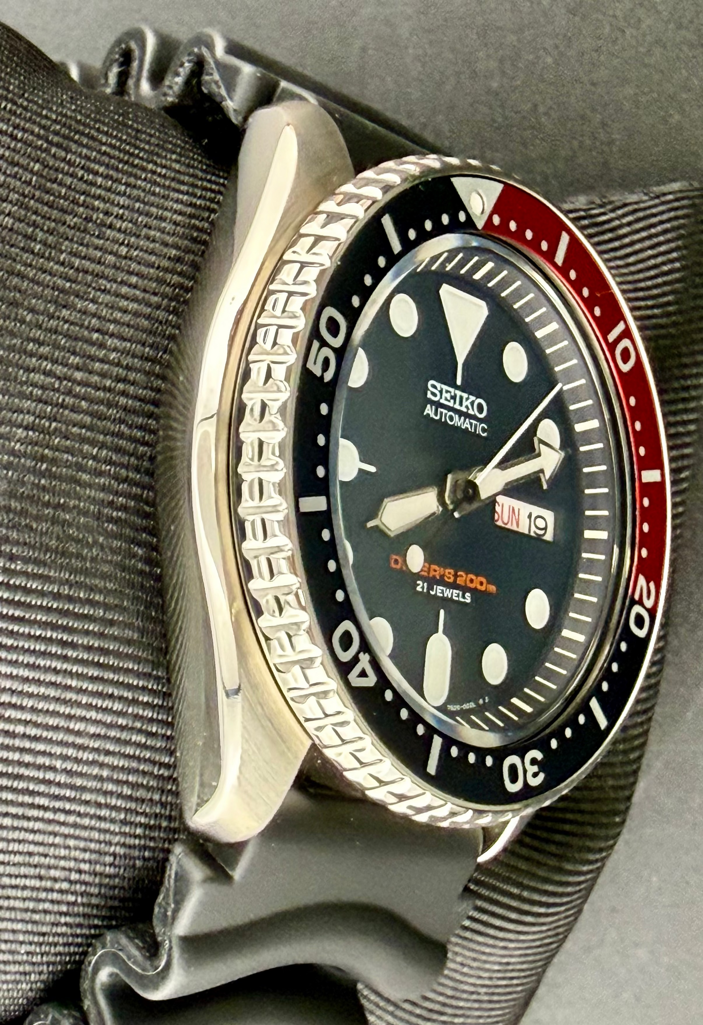 Seiko Automatic Day Date 200m Blue Red Stainless Steel Men's Watch SKX009J Silicone Strap