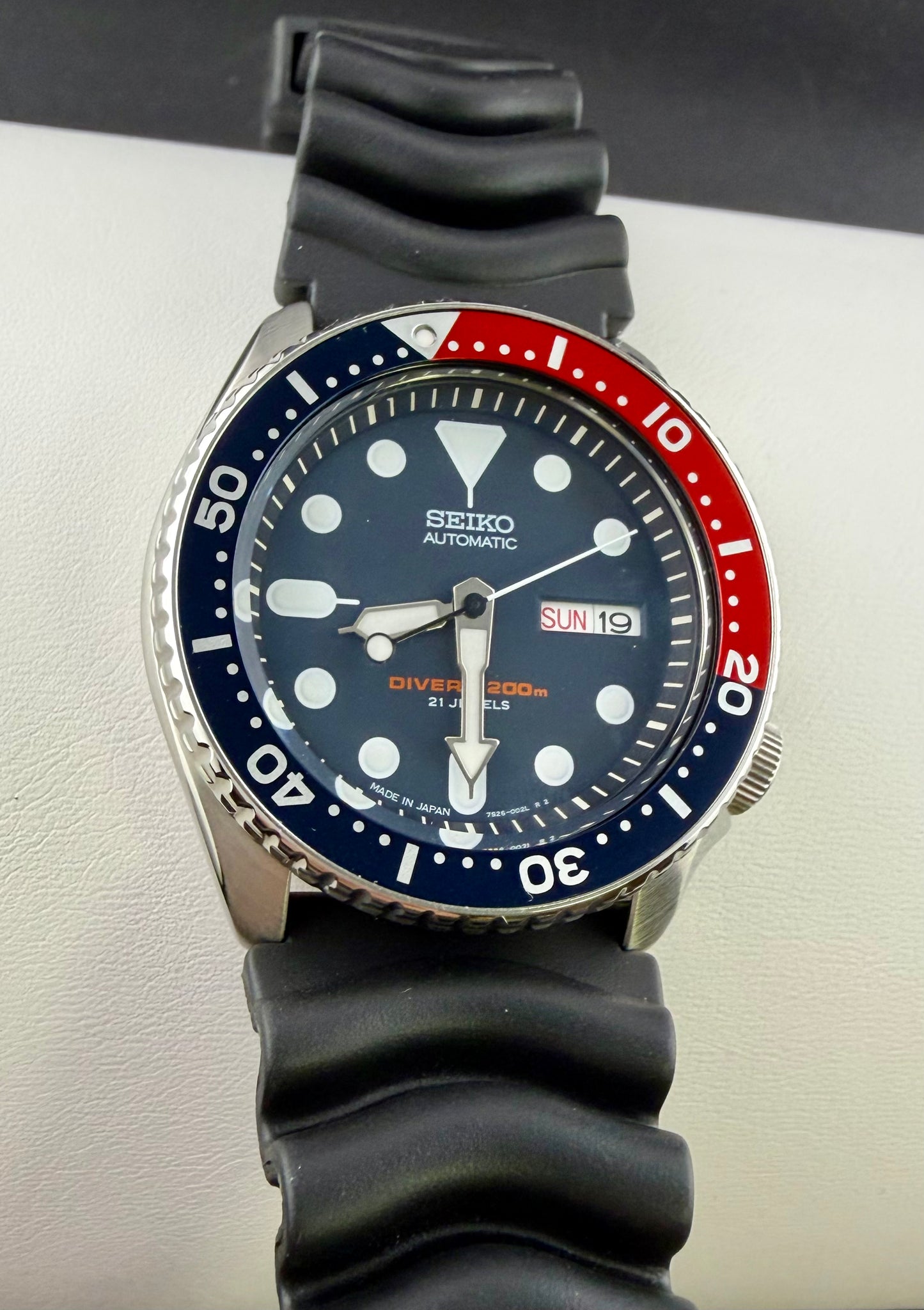 Seiko Automatic Day Date 200m Blue Red Stainless Steel Men's Watch SKX009J Silicone Strap