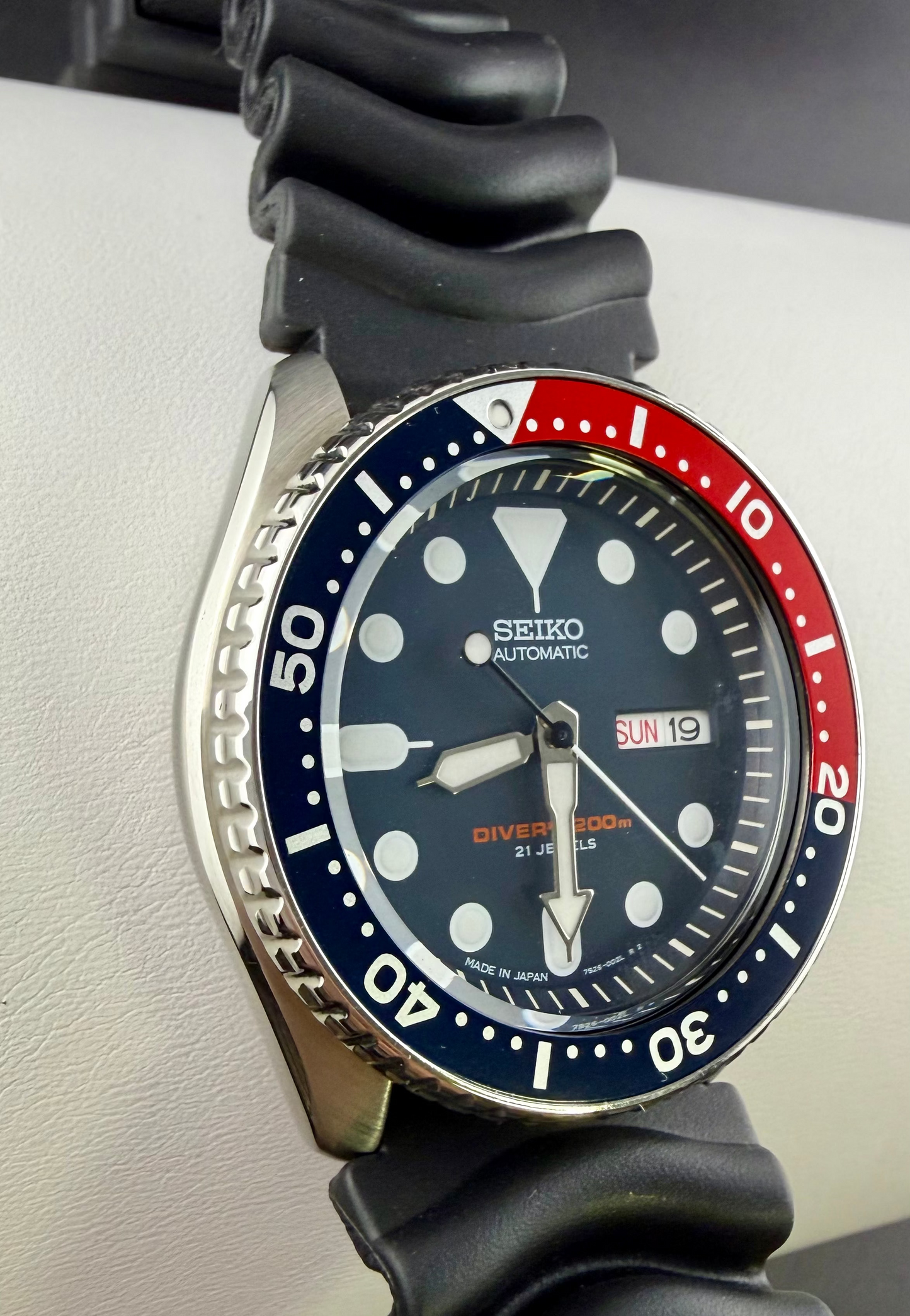 Seiko Automatic Day Date 200m Blue Red Stainless Steel Men's Watch SKX009J Silicone Strap