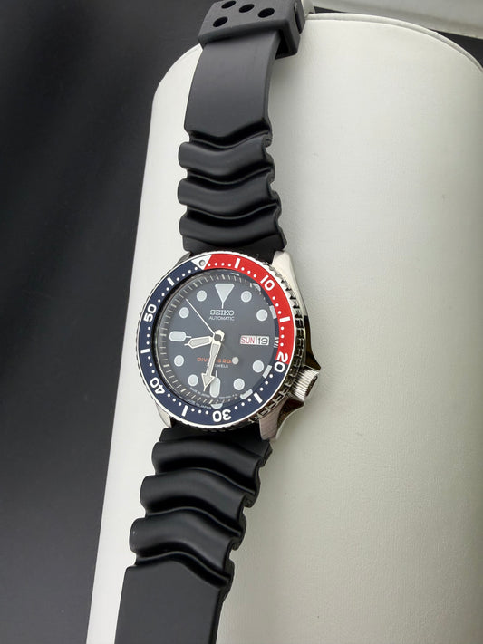 Seiko Automatic Day Date 200m Blue Red Stainless Steel Men's Watch SKX009J Silicone Strap