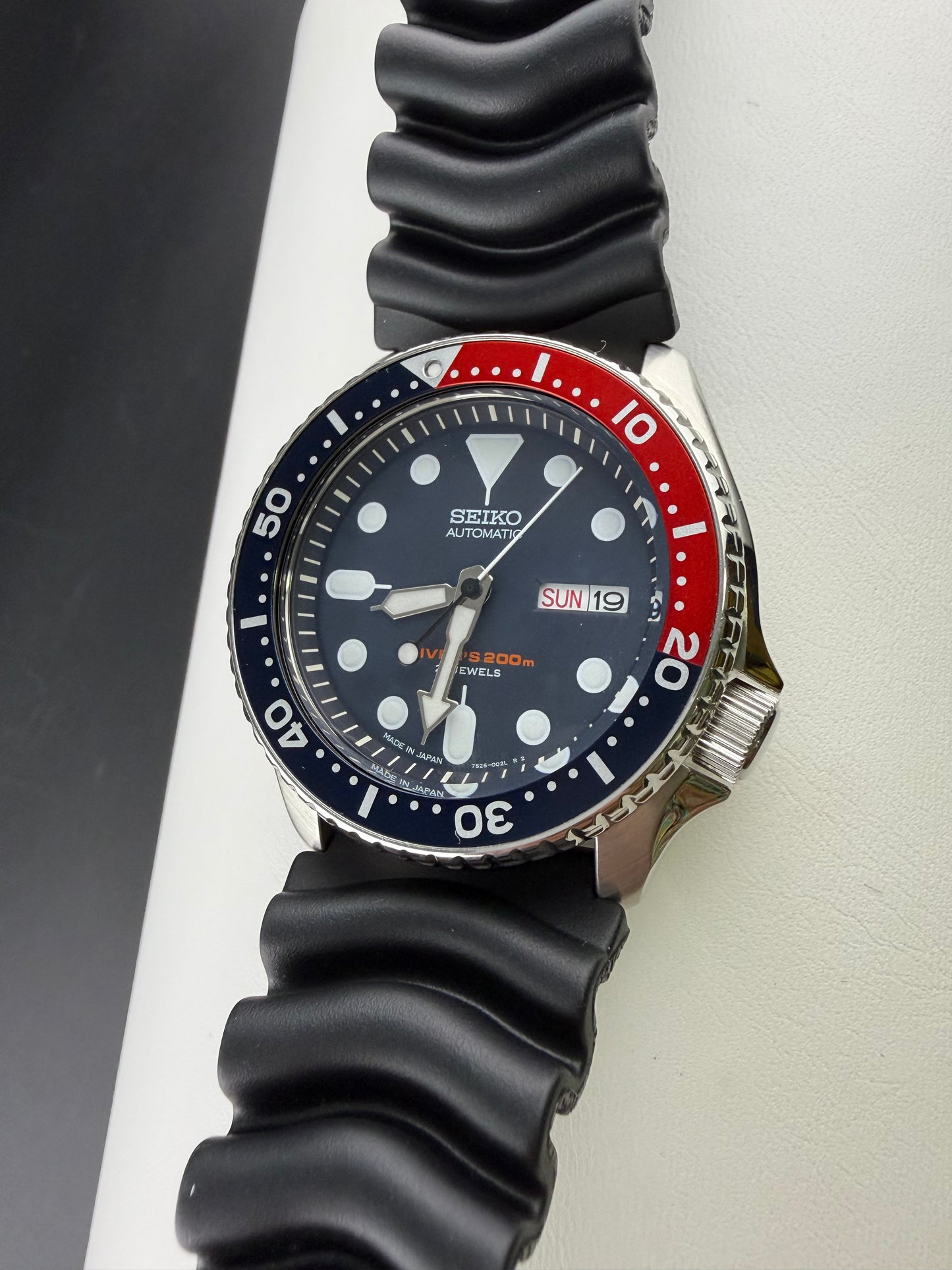 Seiko Automatic Day Date 200m Blue Red Stainless Steel Men's Watch SKX009J Silicone Strap