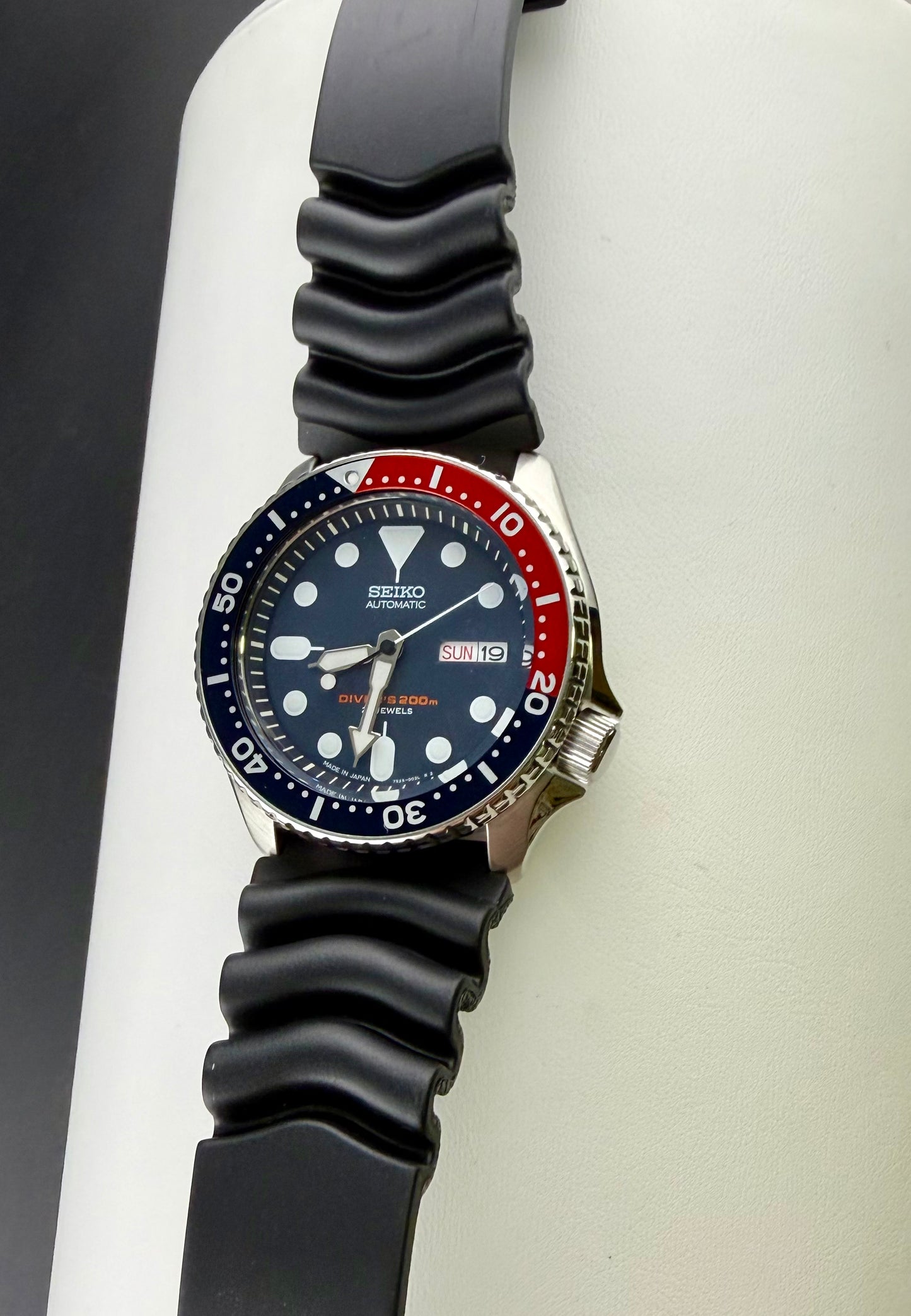 Seiko Automatic Day Date 200m Blue Red Stainless Steel Men's Watch SKX009J Silicone Strap